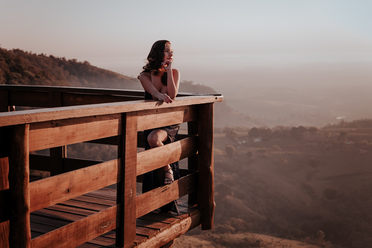 ensaio debutante aniversario 15 anos, realizado no nascer do sol na pedra do índio em botucatu realizado pela fotógrafa thais augusto fotografia, ensaio dinamico e direcionado cheio de espontaneidade diferente para mulheres direcionamento fotografico 