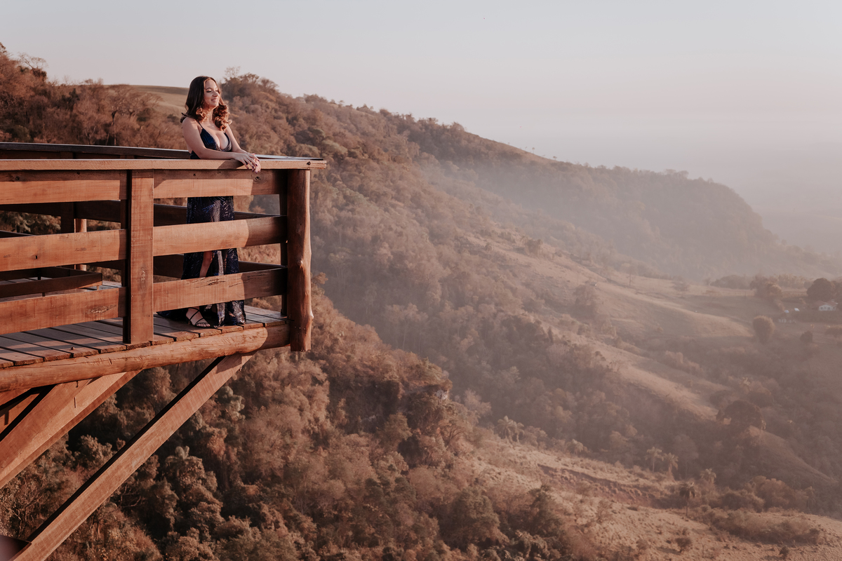 ensaio debutante aniversario 15 anos, realizado no nascer do sol na pedra do índio em botucatu realizado pela fotógrafa thais augusto fotografia, ensaio dinamico e direcionado cheio de espontaneidade diferente para mulheres direcionamento fotografico 