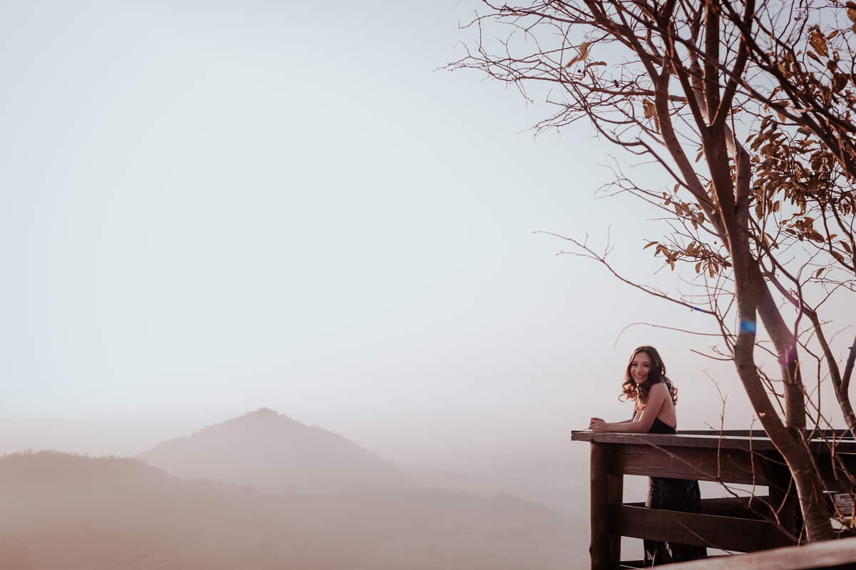 ensaio debutante aniversario 15 anos, realizado no nascer do sol na pedra do índio em botucatu realizado pela fotógrafa thais augusto fotografia, ensaio dinamico e direcionado cheio de espontaneidade diferente para mulheres direcionamento fotografico 