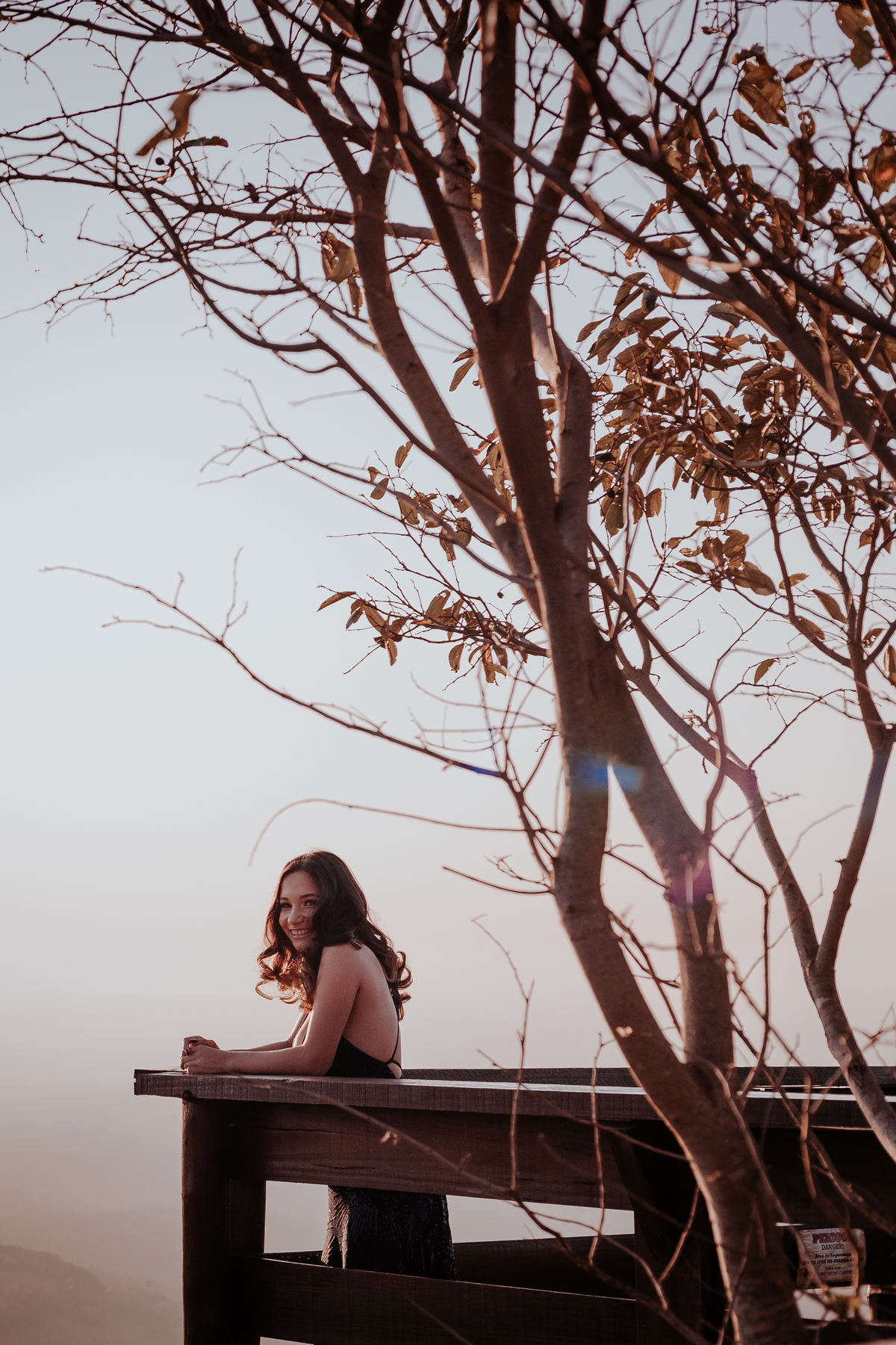 ensaio debutante aniversario 15 anos, realizado no nascer do sol na pedra do índio em botucatu realizado pela fotógrafa thais augusto fotografia, ensaio dinamico e direcionado cheio de espontaneidade diferente para mulheres direcionamento fotografico 