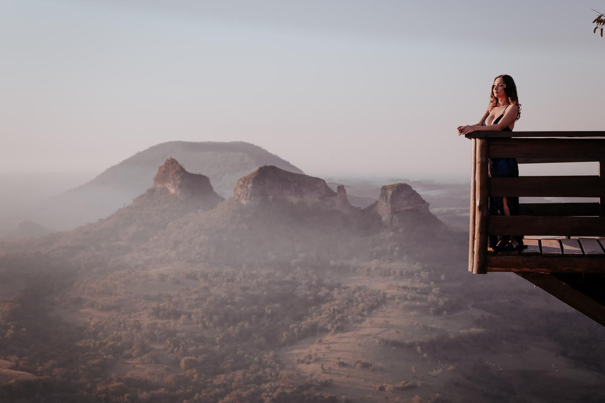 ensaio debutante aniversario 15 anos, realizado no nascer do sol na pedra do índio em botucatu realizado pela fotógrafa thais augusto fotografia, ensaio dinamico e direcionado cheio de espontaneidade diferente para mulheres direcionamento fotografico 