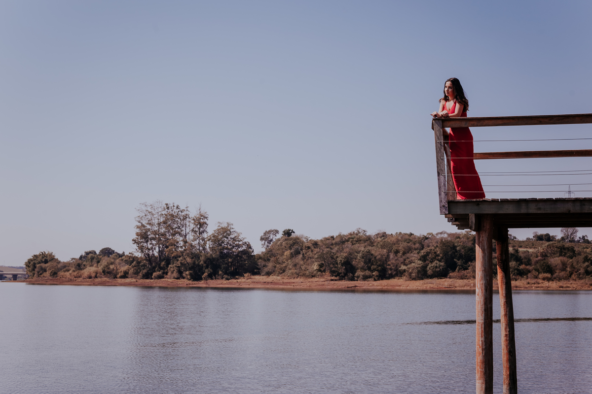 ensaio fotográfico feminino debutante realizado pela fotografa de bauru thais augusto fotografia no hotel farol do lago em avaré piraju - sp fotos naturais, espontaneas criativas e direcionadas para a mulher se sentir com a auto estima elevada e linda 