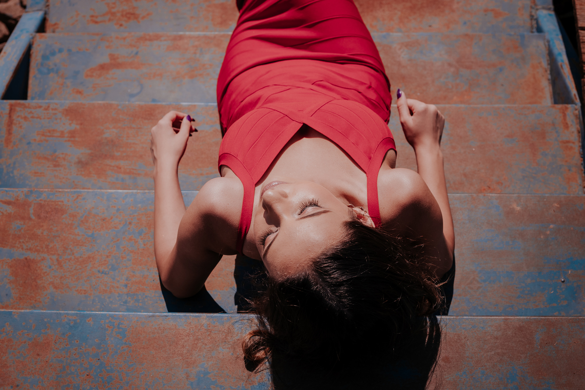 ensaio fotográfico feminino debutante realizado pela fotografa de bauru thais augusto fotografia no hotel farol do lago em avaré piraju - sp fotos naturais, espontaneas criativas e direcionadas para a mulher se sentir com a auto estima elevada e linda 