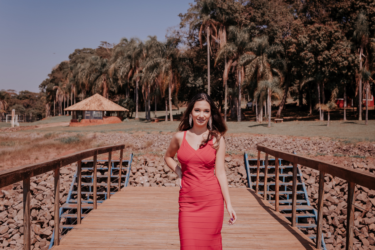 ensaio fotográfico feminino debutante realizado pela fotografa de bauru thais augusto fotografia no hotel farol do lago em avaré piraju - sp fotos naturais, espontaneas criativas e direcionadas para a mulher se sentir com a auto estima elevada e linda 