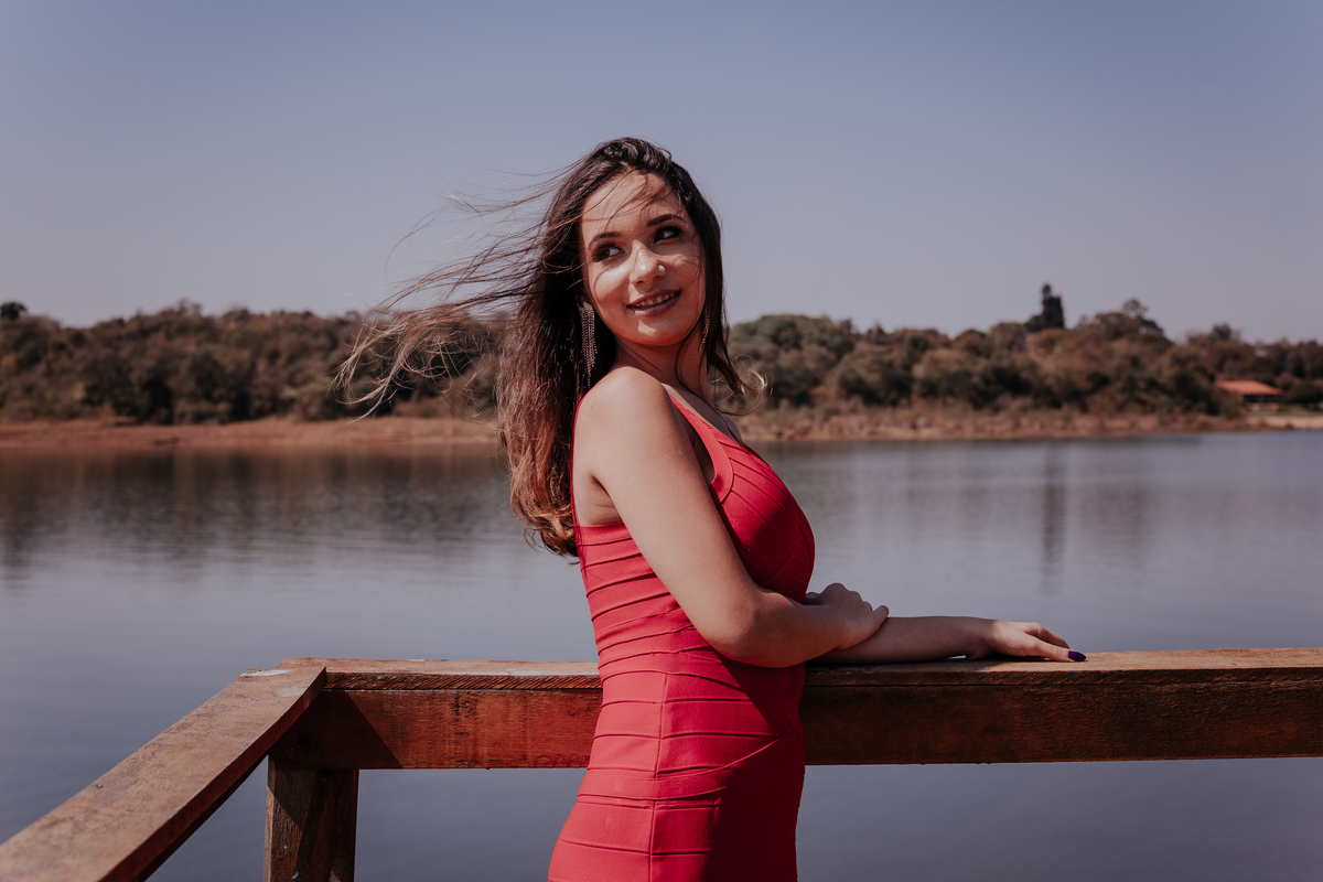 ensaio fotográfico feminino debutante realizado pela fotografa de bauru thais augusto fotografia no hotel farol do lago em avaré piraju - sp fotos naturais, espontaneas criativas e direcionadas para a mulher se sentir com a auto estima elevada e linda 