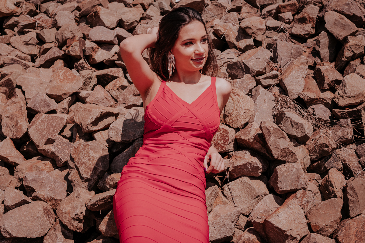 ensaio fotográfico feminino debutante realizado pela fotografa de bauru thais augusto fotografia no hotel farol do lago em avaré piraju - sp fotos naturais, espontaneas criativas e direcionadas para a mulher se sentir com a auto estima elevada e linda 