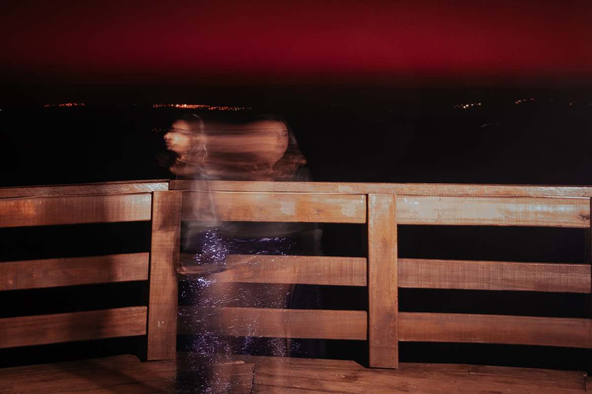 ensaio debutante aniversario 15 anos, realizado no nascer do sol na pedra do índio em botucatu realizado pela fotógrafa thais augusto fotografia, ensaio dinamico e direcionado cheio de espontaneidade diferente para mulheres direcionamento fotografico 