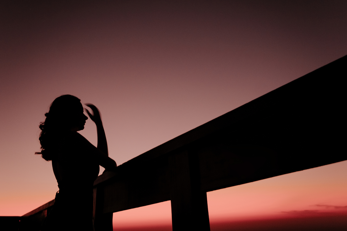 ensaio debutante aniversario 15 anos, realizado no nascer do sol na pedra do índio em botucatu realizado pela fotógrafa thais augusto fotografia, ensaio dinamico e direcionado cheio de espontaneidade diferente para mulheres direcionamento fotografico 