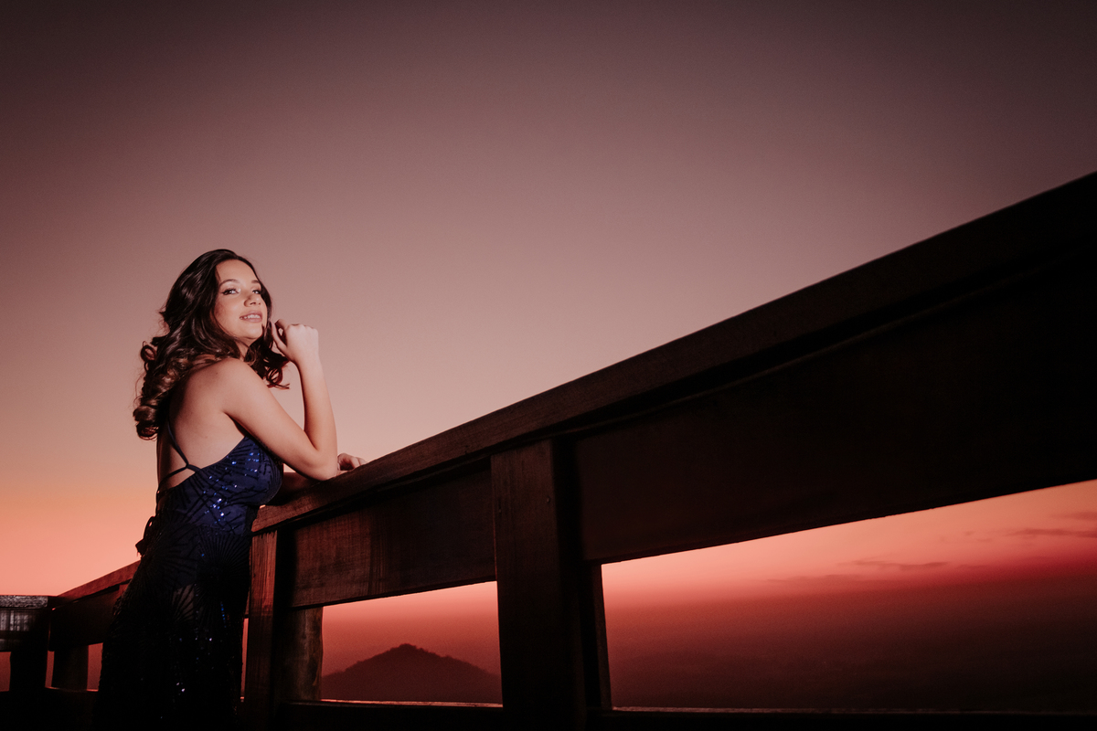 ensaio debutante aniversario 15 anos, realizado no nascer do sol na pedra do índio em botucatu realizado pela fotógrafa thais augusto fotografia, ensaio dinamico e direcionado cheio de espontaneidade diferente para mulheres direcionamento fotografico 