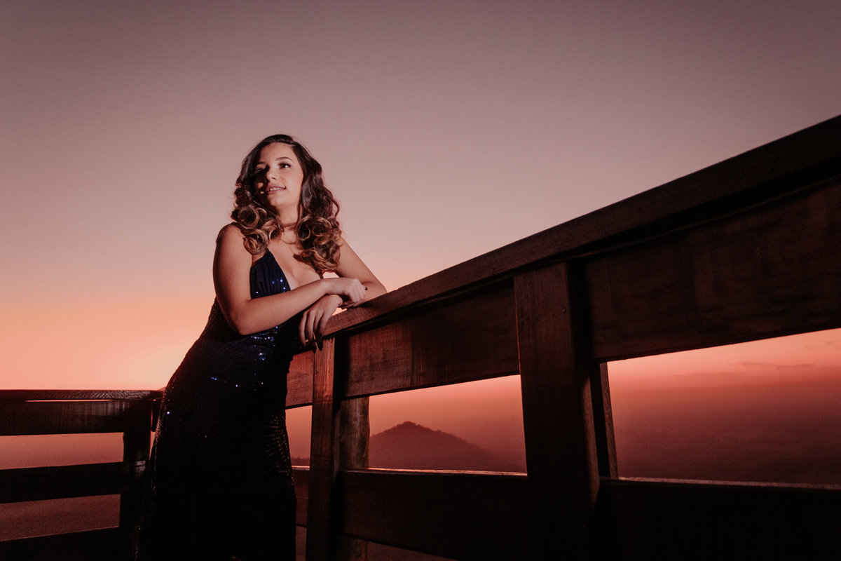 ensaio debutante aniversario 15 anos, realizado no nascer do sol na pedra do índio em botucatu realizado pela fotógrafa thais augusto fotografia, ensaio dinamico e direcionado cheio de espontaneidade diferente para mulheres direcionamento fotografico 