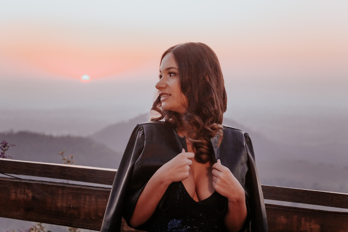 ensaio debutante aniversario 15 anos, realizado no nascer do sol na pedra do índio em botucatu realizado pela fotógrafa thais augusto fotografia, ensaio dinamico e direcionado cheio de espontaneidade diferente para mulheres direcionamento fotografico 