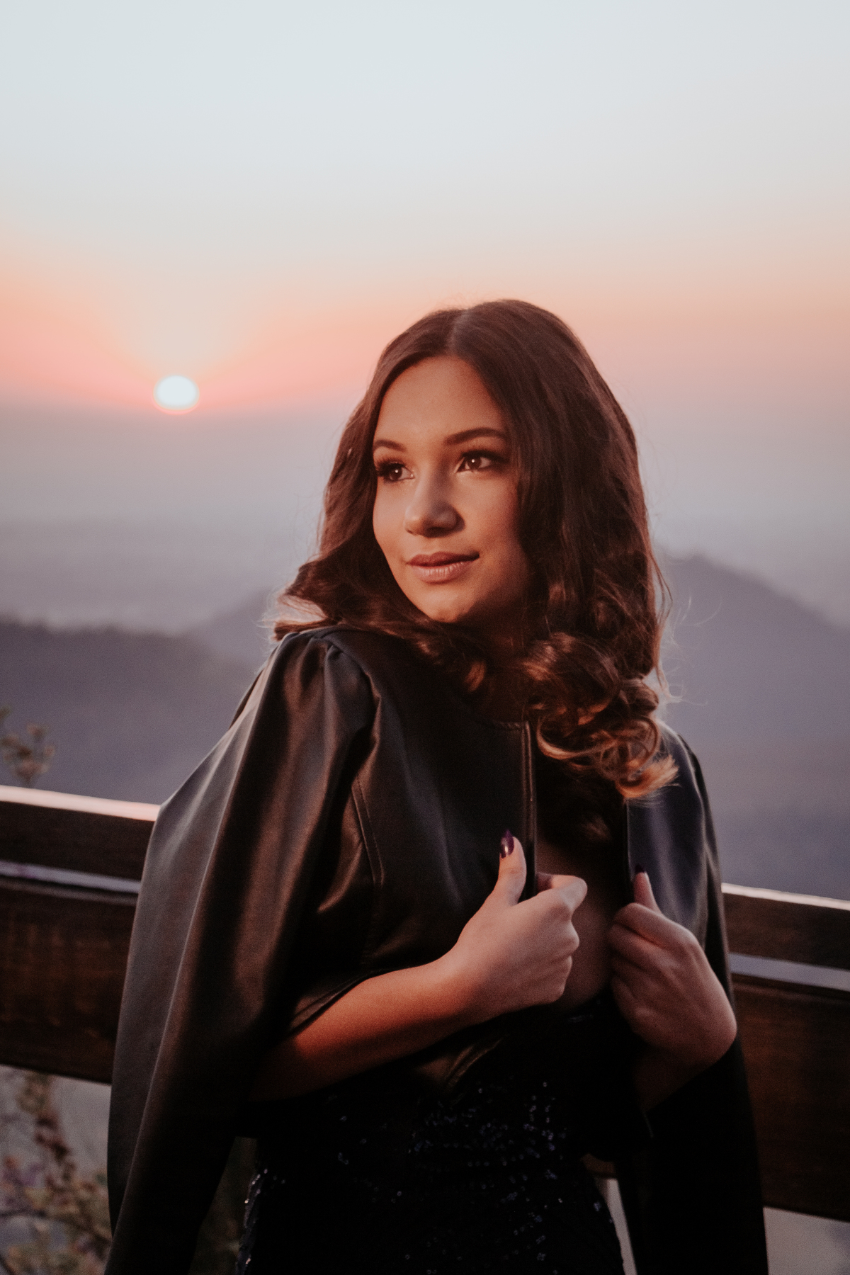 ensaio debutante aniversario 15 anos, realizado no nascer do sol na pedra do índio em botucatu realizado pela fotógrafa thais augusto fotografia, ensaio dinamico e direcionado cheio de espontaneidade diferente para mulheres direcionamento fotografico 