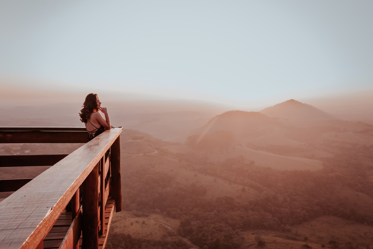 ensaio debutante aniversario 15 anos, realizado no nascer do sol na pedra do índio em botucatu realizado pela fotógrafa thais augusto fotografia, ensaio dinamico e direcionado cheio de espontaneidade diferente para mulheres direcionamento fotografico 