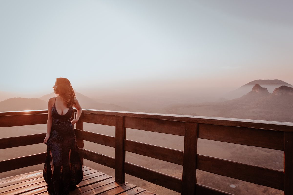 ensaio debutante aniversario 15 anos, realizado no nascer do sol na pedra do índio em botucatu realizado pela fotógrafa thais augusto fotografia, ensaio dinamico e direcionado cheio de espontaneidade diferente para mulheres direcionamento fotografico 