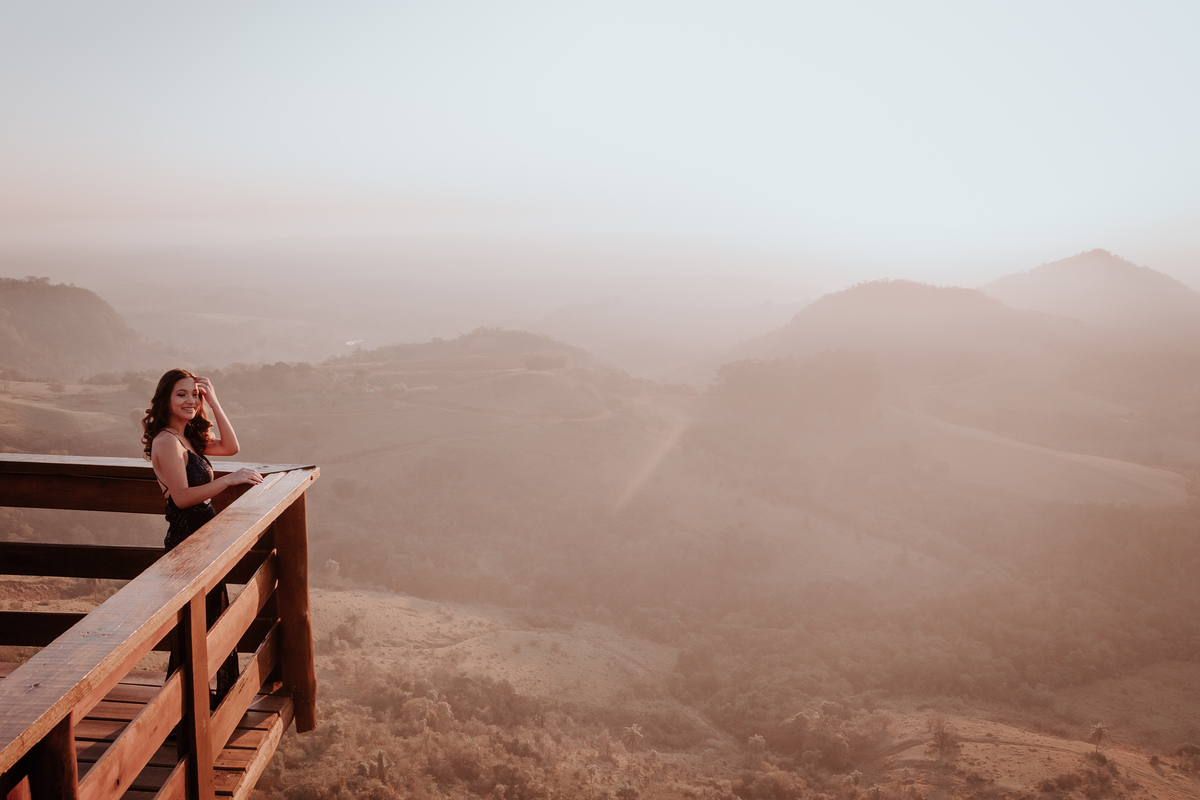 ensaio debutante aniversario 15 anos, realizado no nascer do sol na pedra do índio em botucatu realizado pela fotógrafa thais augusto fotografia, ensaio dinamico e direcionado cheio de espontaneidade diferente para mulheres direcionamento fotografico 