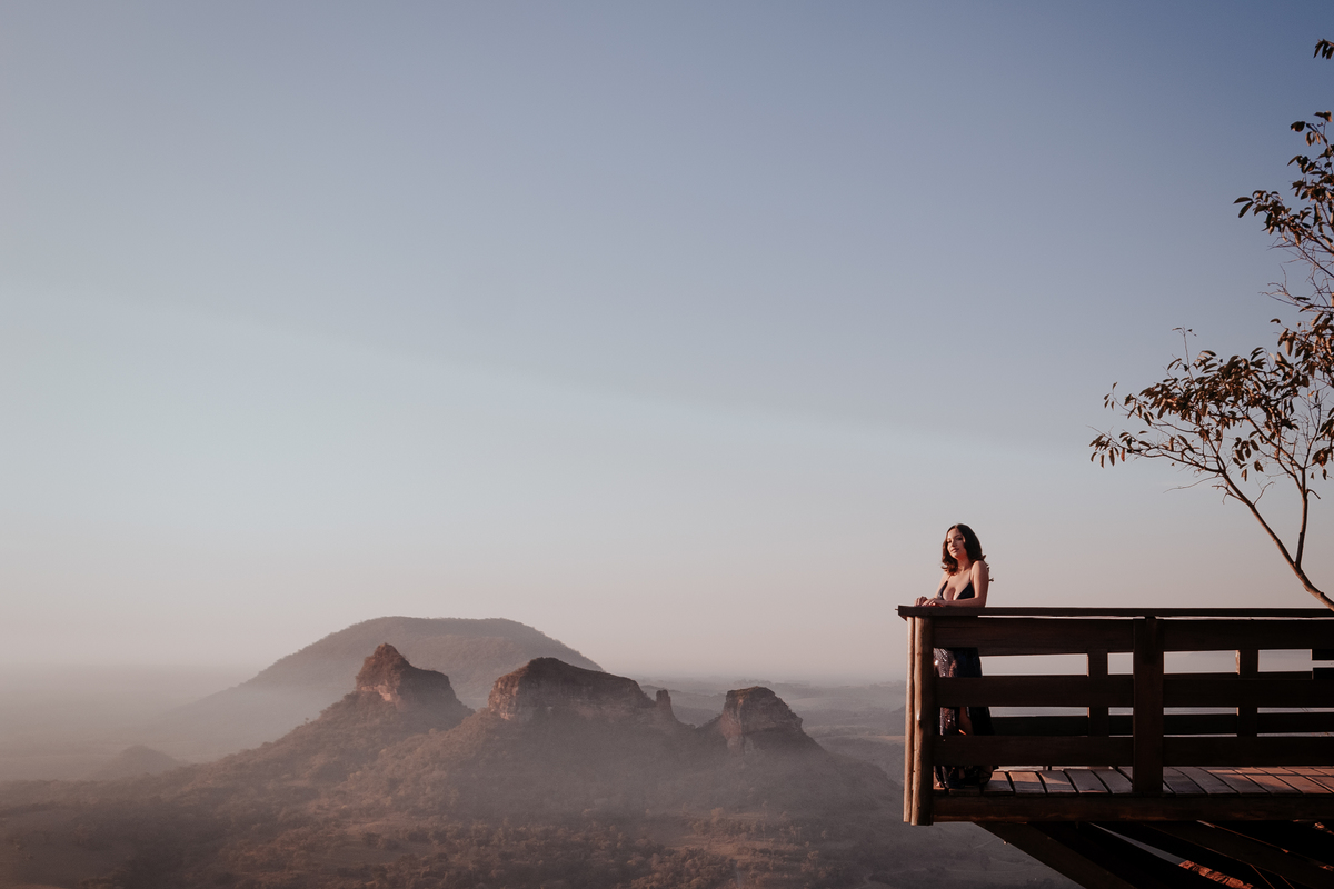 ensaio debutante aniversario 15 anos, realizado no nascer do sol na pedra do índio em botucatu realizado pela fotógrafa thais augusto fotografia, ensaio dinamico e direcionado cheio de espontaneidade diferente para mulheres direcionamento fotografico 