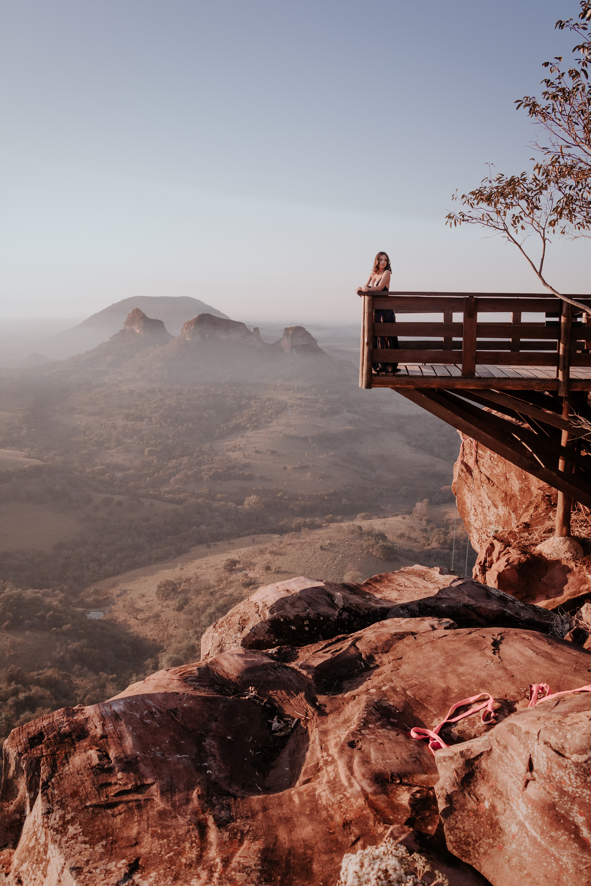 ensaio debutante aniversario 15 anos, realizado no nascer do sol na pedra do índio em botucatu realizado pela fotógrafa thais augusto fotografia, ensaio dinamico e direcionado cheio de espontaneidade diferente para mulheres direcionamento fotografico 