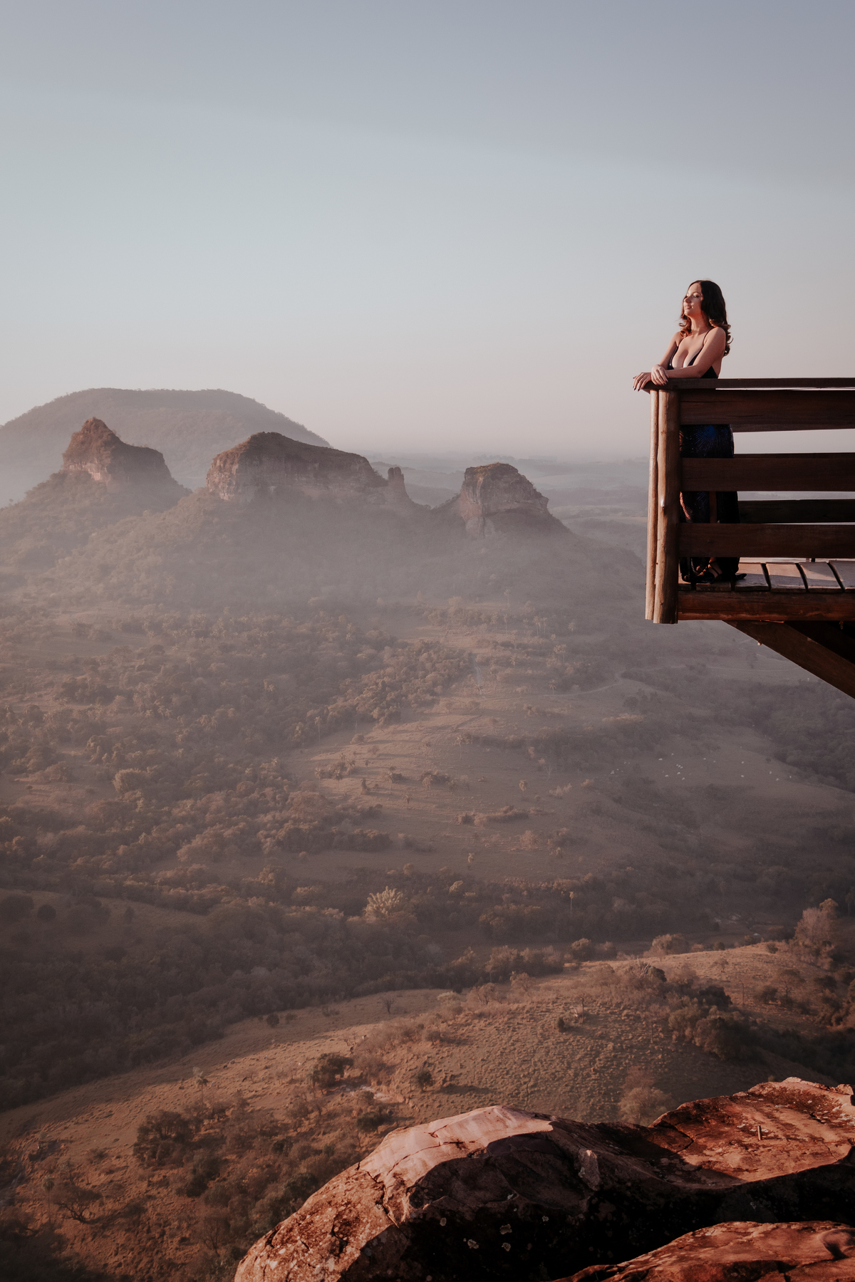ensaio debutante aniversario 15 anos, realizado no nascer do sol na pedra do índio em botucatu realizado pela fotógrafa thais augusto fotografia, ensaio dinamico e direcionado cheio de espontaneidade diferente para mulheres direcionamento fotografico 