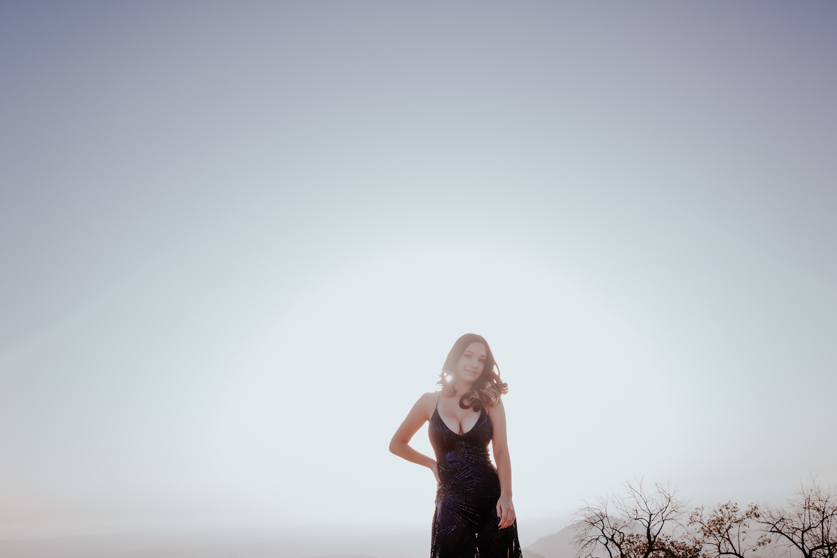 ensaio debutante aniversario 15 anos, realizado no nascer do sol na pedra do índio em botucatu realizado pela fotógrafa thais augusto fotografia, ensaio dinamico e direcionado cheio de espontaneidade diferente para mulheres direcionamento fotografico 