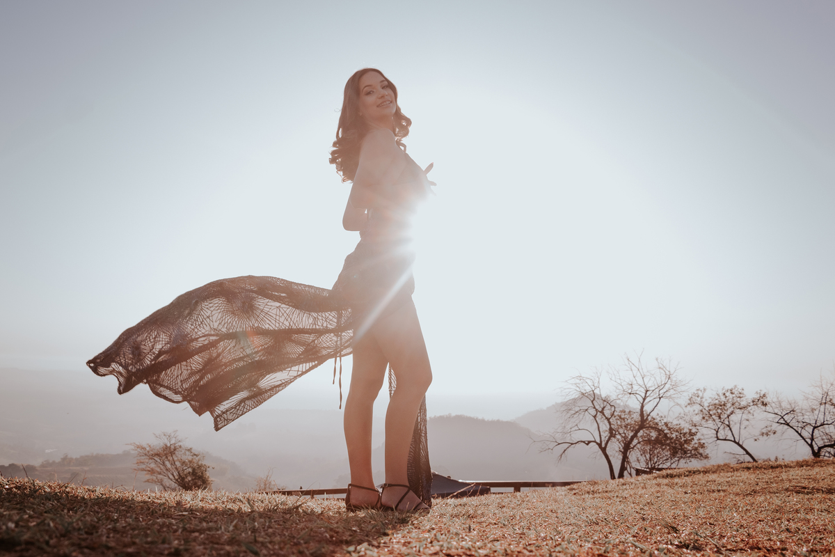 ensaio debutante aniversario 15 anos, realizado no nascer do sol na pedra do índio em botucatu realizado pela fotógrafa thais augusto fotografia, ensaio dinamico e direcionado cheio de espontaneidade diferente para mulheres direcionamento fotografico 