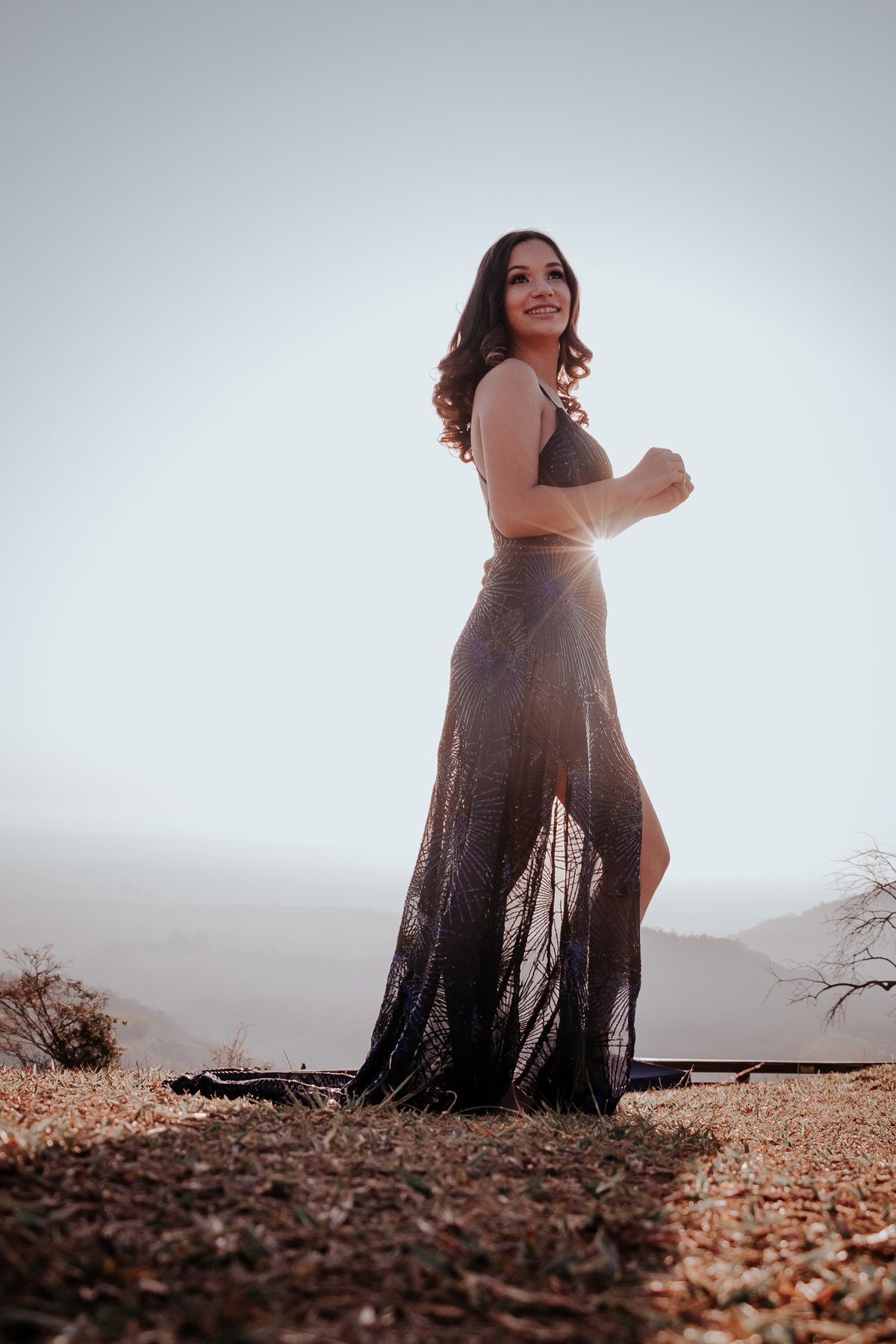 ensaio debutante aniversario 15 anos, realizado no nascer do sol na pedra do índio em botucatu realizado pela fotógrafa thais augusto fotografia, ensaio dinamico e direcionado cheio de espontaneidade diferente para mulheres direcionamento fotografico 