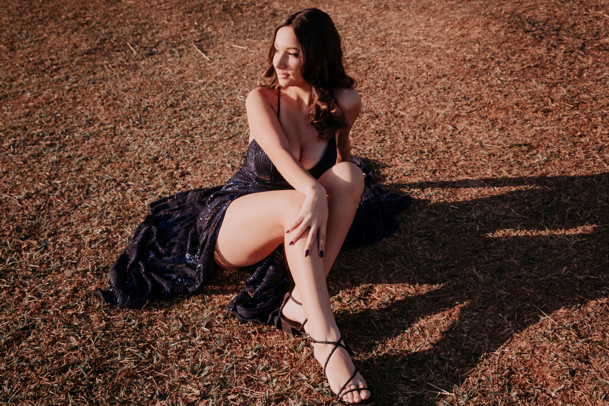 ensaio debutante aniversario 15 anos, realizado no nascer do sol na pedra do índio em botucatu realizado pela fotógrafa thais augusto fotografia, ensaio dinamico e direcionado cheio de espontaneidade diferente para mulheres direcionamento fotografico 