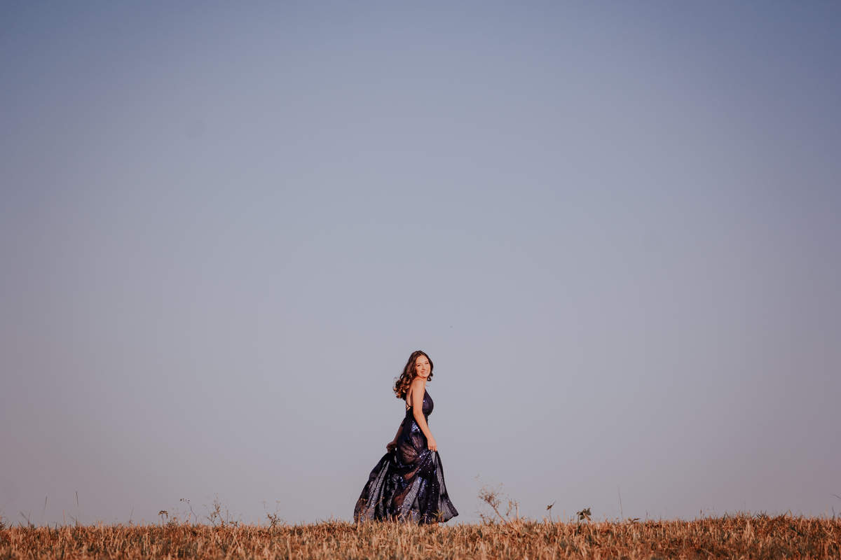 ensaio debutante aniversario 15 anos, realizado no nascer do sol na pedra do índio em botucatu realizado pela fotógrafa thais augusto fotografia, ensaio dinamico e direcionado cheio de espontaneidade diferente para mulheres direcionamento fotografico 