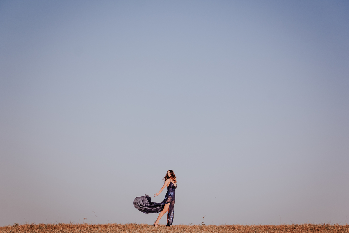ensaio debutante aniversario 15 anos, realizado no nascer do sol na pedra do índio em botucatu realizado pela fotógrafa thais augusto fotografia, ensaio dinamico e direcionado cheio de espontaneidade diferente para mulheres direcionamento fotografico 