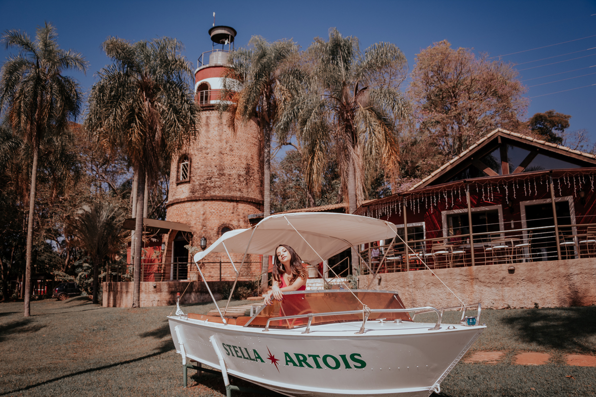 ensaio fotográfico feminino debutante realizado pela fotografa de bauru thais augusto fotografia no hotel farol do lago em avaré piraju - sp fotos naturais, espontaneas criativas e direcionadas para a mulher se sentir com a auto estima elevada e linda 