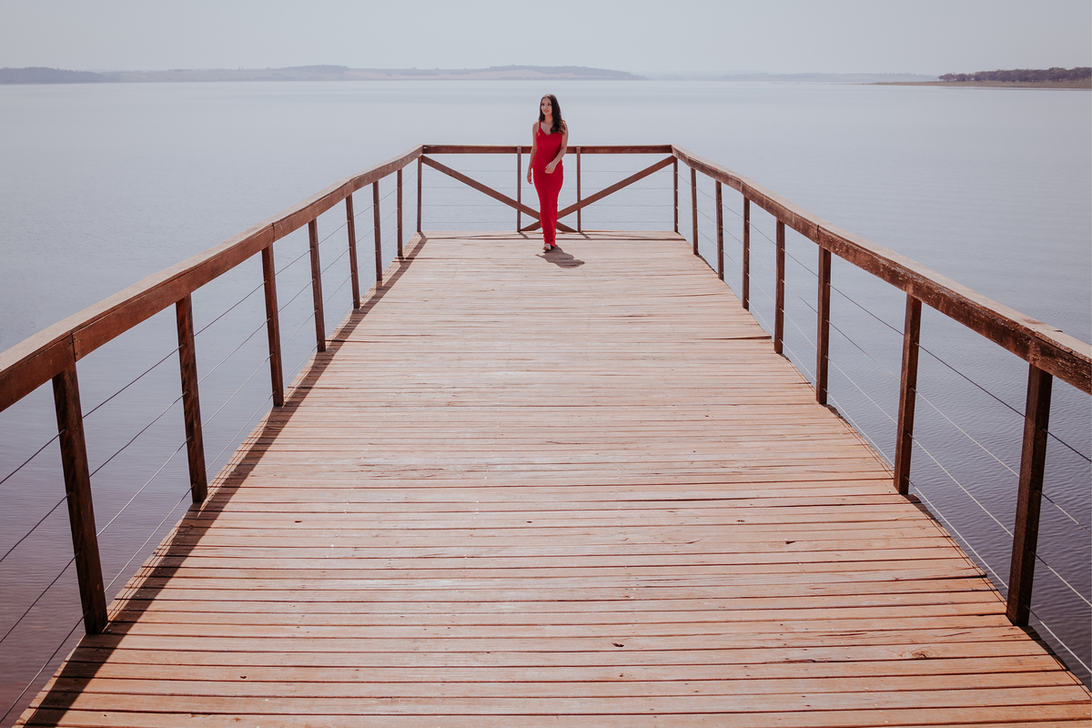 ensaio fotográfico feminino debutante realizado pela fotografa de bauru thais augusto fotografia no hotel farol do lago em avaré piraju - sp fotos naturais, espontaneas criativas e direcionadas para a mulher se sentir com a auto estima elevada e linda 
