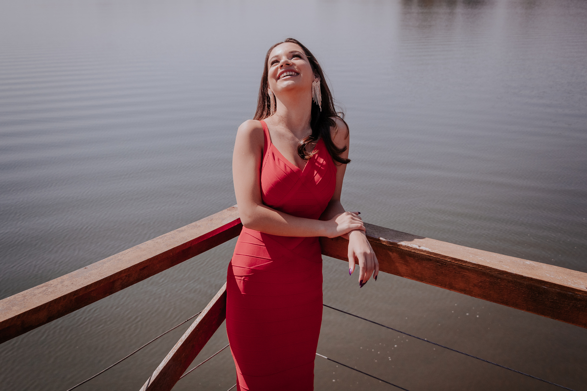 ensaio fotográfico feminino debutante realizado pela fotografa de bauru thais augusto fotografia no hotel farol do lago em avaré piraju - sp fotos naturais, espontaneas criativas e direcionadas represa de avaré