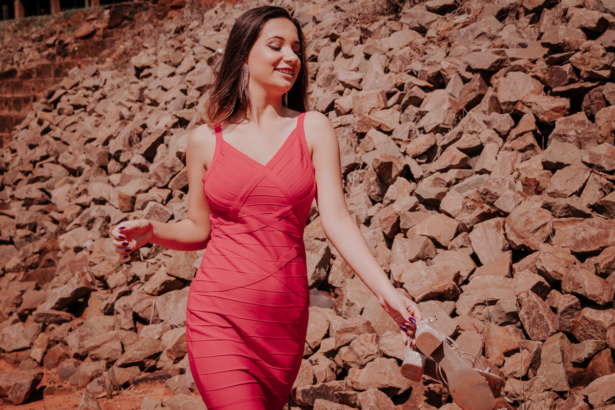 ensaio fotográfico feminino debutante realizado pela fotografa de bauru thais augusto fotografia no hotel farol do lago em avaré piraju - sp fotos naturais, espontaneas criativas e direcionadas para a mulher se sentir com a auto estima elevada e linda 