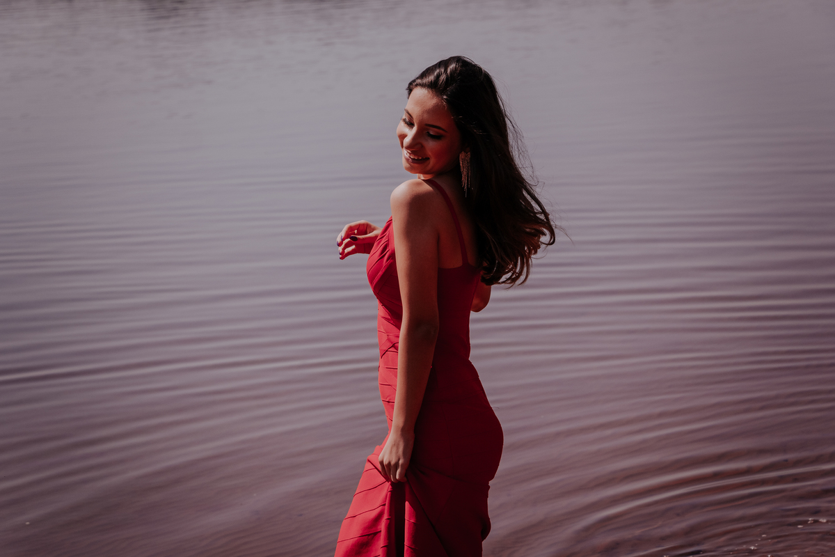 ensaio fotográfico feminino debutante realizado pela fotografa de bauru thais augusto fotografia no hotel farol do lago em avaré piraju - sp fotos naturais, espontaneas criativas e direcionadas para a mulher se sentir com a auto estima elevada e linda 