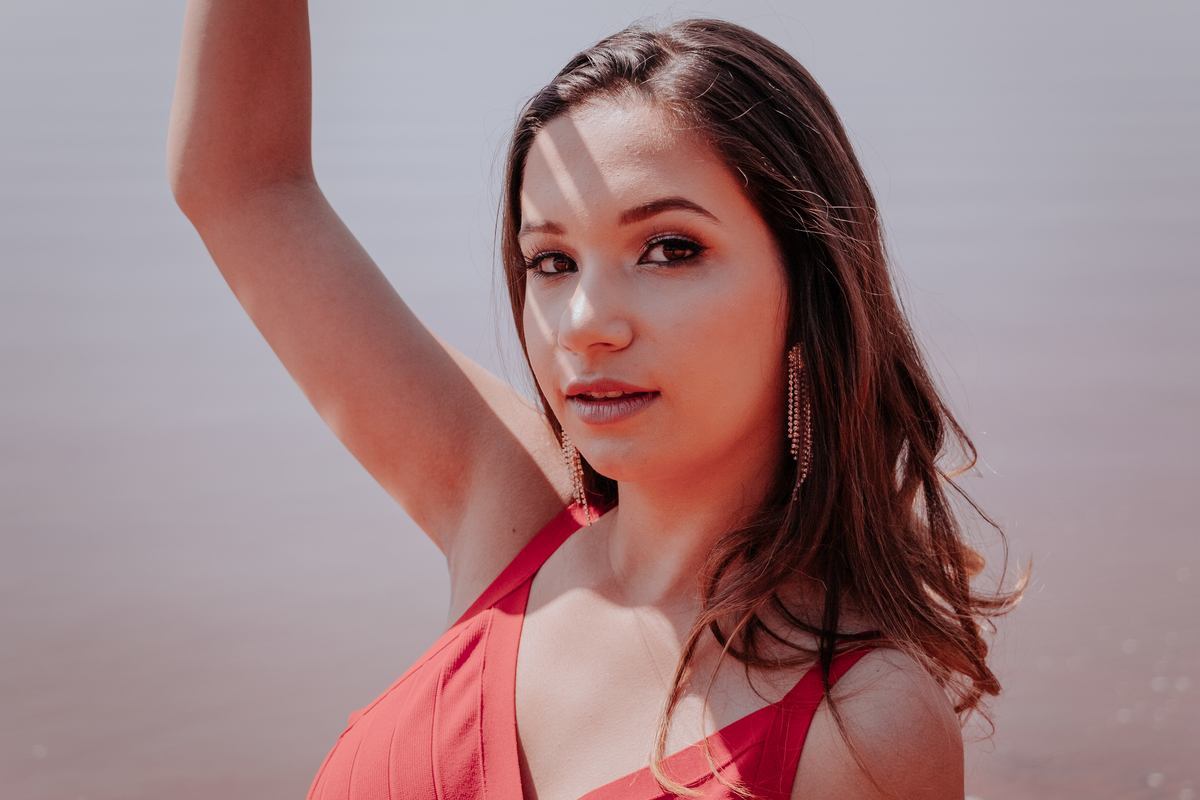 ensaio fotográfico feminino debutante realizado pela fotografa de bauru thais augusto fotografia no hotel farol do lago em avaré piraju - sp fotos naturais, espontaneas criativas e direcionadas para a mulher se sentir com a auto estima elevada e linda 