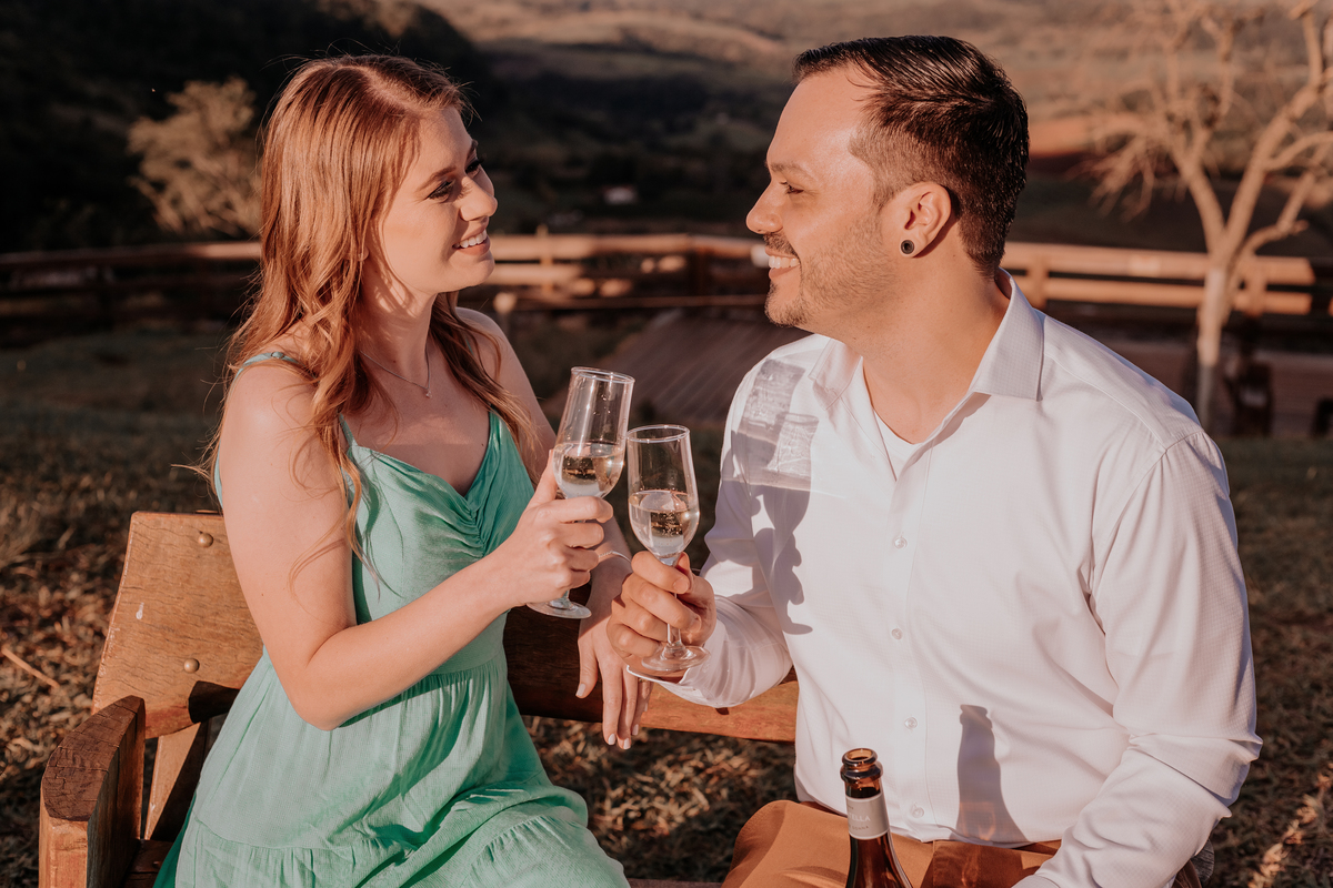 ensaio fotografico realizado pela fotógrafa Thais augusto fotografia, fotógrafa de casamento e casais especialista em fotos naturais e espontâneas com direcionamento sorrisos sinceros e verdadeiros cheio de amor, feito na pedra do indio em botucatu brinde