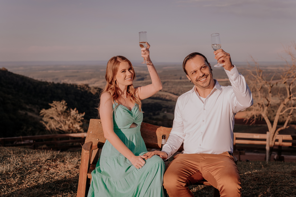 ensaio fotografico realizado pela fotógrafa Thais augusto fotografia, fotógrafa de casamento e casais especialista em fotos naturais e espontâneas com direcionamento sorrisos sinceros e verdadeiros cheio de amor, feito na pedra do indio em botucatu brinde