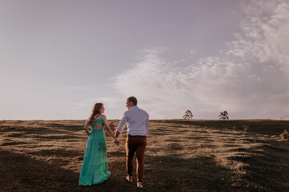 ensaio fotografico realizado pela fotógrafa Thais augusto fotografia, fotógrafa de casamento e casais especialista em fotos naturais e espontâneas com direcionamento sorrisos sinceros e verdadeiros cheio de amor, feito na pedra do indio em botucatu sp