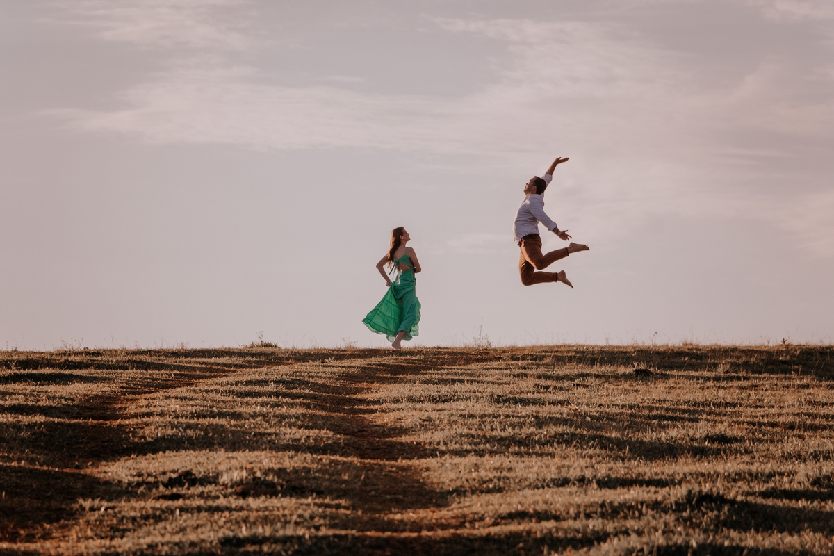 ensaio fotografico realizado pela fotógrafa Thais augusto fotografia, fotógrafa de casamento e casais especialista em fotos naturais e espontâneas com direcionamento sorrisos sinceros e verdadeiros cheio de amor, feito na pedra do indio em botucatu sp