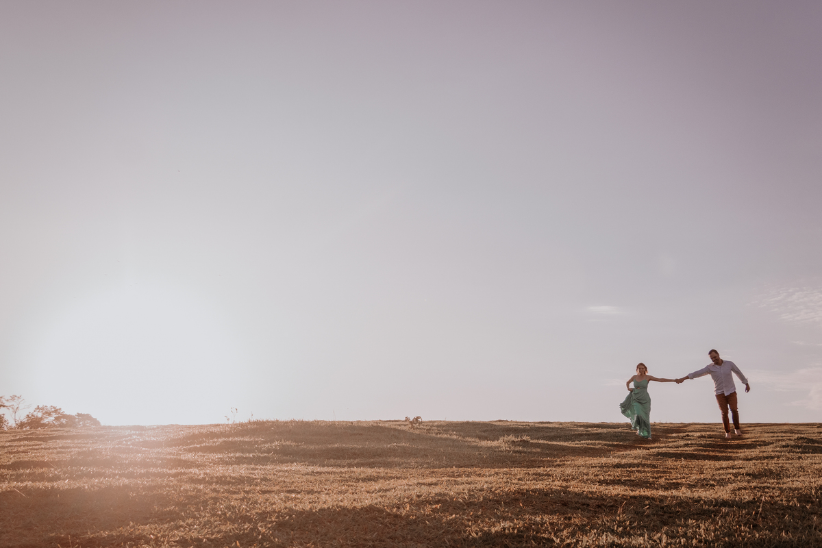 ensaio fotografico realizado pela fotógrafa Thais augusto fotografia, fotógrafa de casamento e casais especialista em fotos naturais e espontâneas com direcionamento sorrisos sinceros e verdadeiros cheio de amor, feito na pedra do indio em botucatu sp