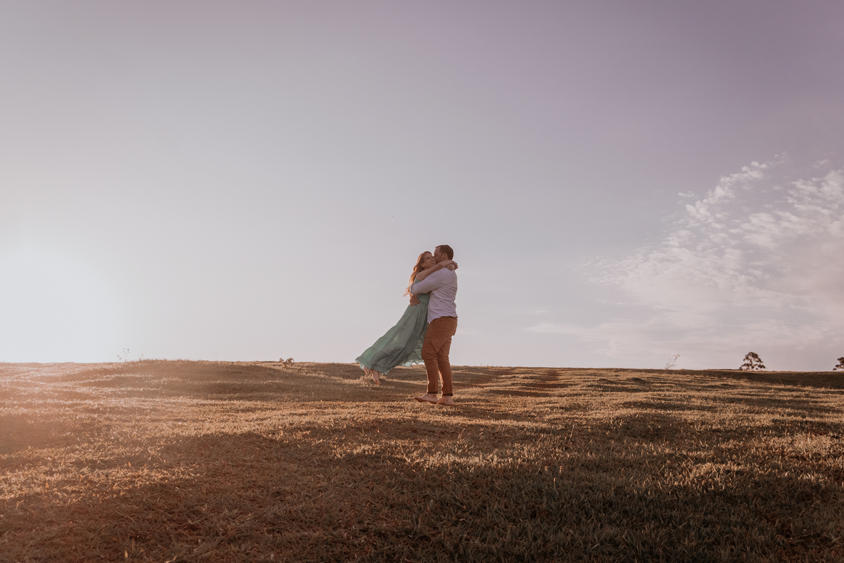 ensaio fotografico realizado pela fotógrafa Thais augusto fotografia, fotógrafa de casamento e casais especialista em fotos naturais e espontâneas com direcionamento sorrisos sinceros e verdadeiros cheio de amor, feito na pedra do indio em botucatu sp
