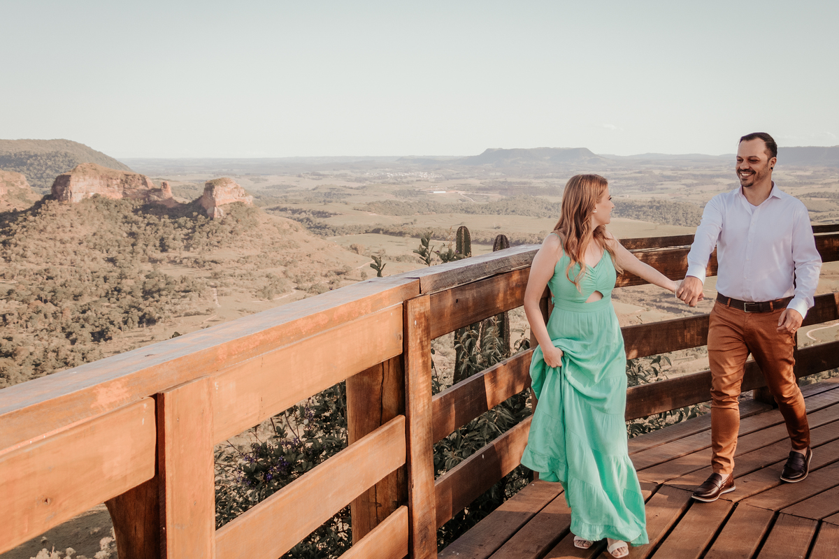 ensaio fotografico realizado pela fotógrafa Thais augusto fotografia, fotógrafa de casamento e casais especialista em fotos naturais e espontâneas com direcionamento sorrisos sinceros e verdadeiros cheio de amor, feito na pedra do indio em botucatu sp
