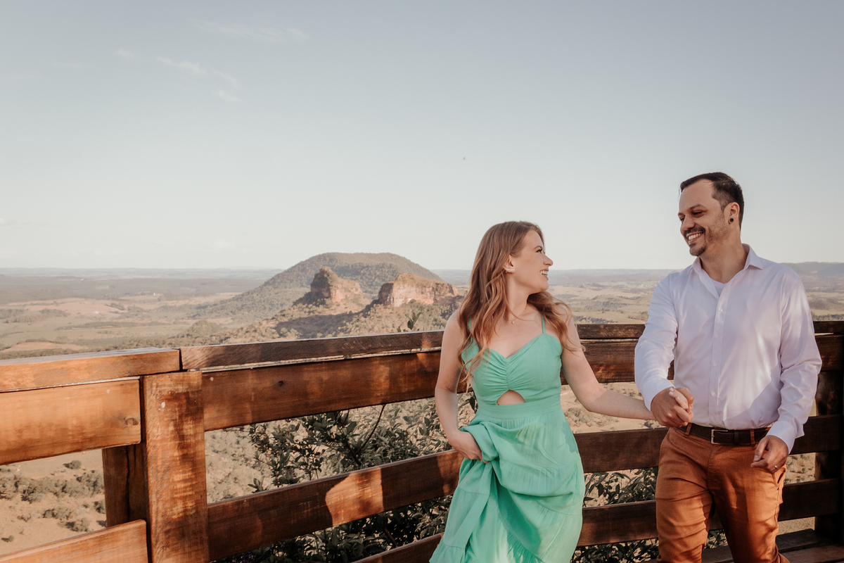ensaio fotografico realizado pela fotógrafa Thais augusto fotografia, fotógrafa de casamento e casais especialista em fotos naturais e espontâneas com direcionamento sorrisos sinceros e verdadeiros cheio de amor, feito na pedra do indio em botucatu sp