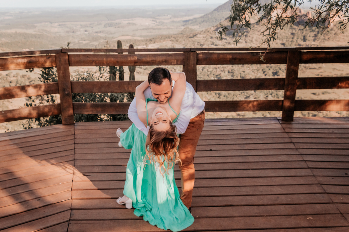 ensaio fotografico realizado pela fotógrafa Thais augusto fotografia, fotógrafa de casamento e casais especialista em fotos naturais e espontâneas com direcionamento sorrisos sinceros e verdadeiros cheio de amor, feito na pedra do indio em botucatu sp