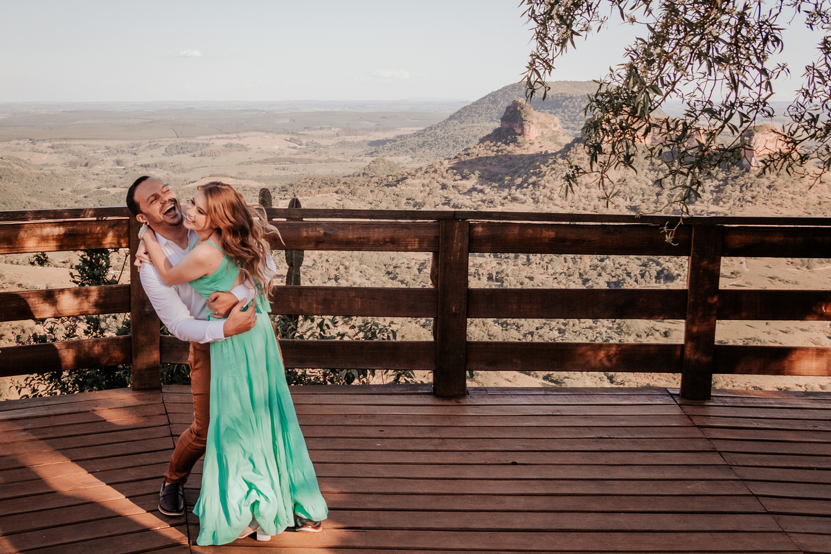 ensaio fotografico realizado pela fotógrafa Thais augusto fotografia, fotógrafa de casamento e casais especialista em fotos naturais e espontâneas com direcionamento sorrisos sinceros e verdadeiros cheio de amor, feito na pedra do indio em botucatu sp