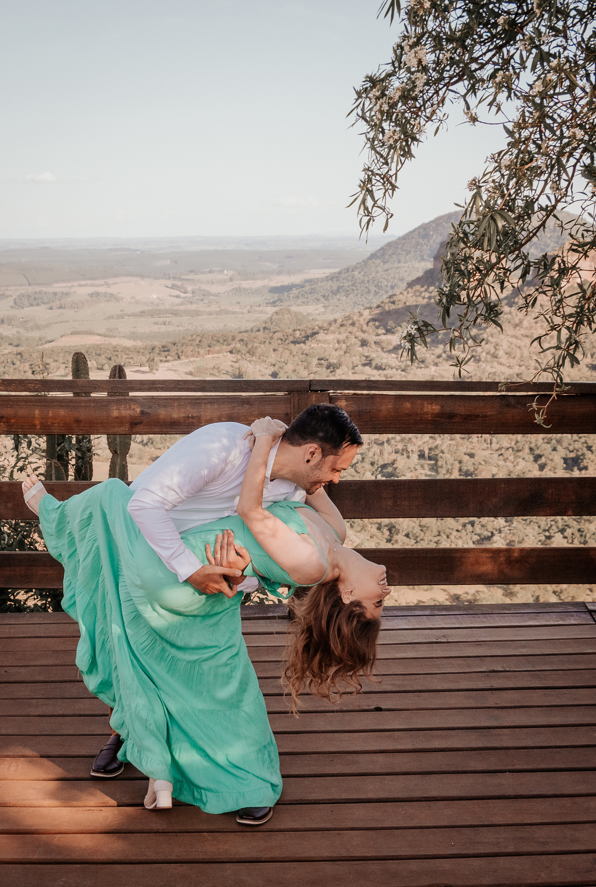 ensaio fotografico realizado pela fotógrafa Thais augusto fotografia, fotógrafa de casamento e casais especialista em fotos naturais e espontâneas com direcionamento sorrisos sinceros e verdadeiros cheio de amor, feito na pedra do indio em botucatu sp