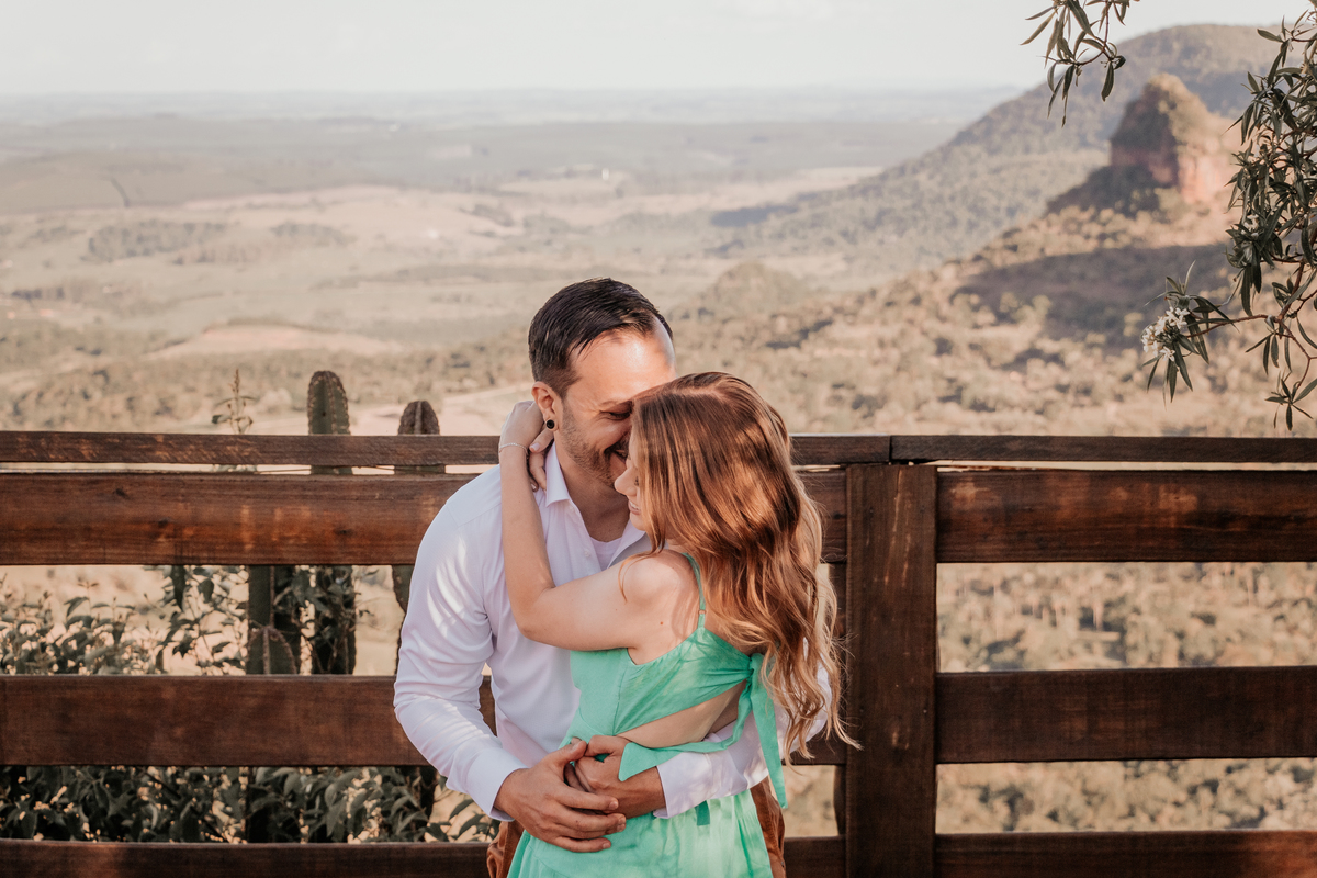 ensaio fotografico realizado pela fotógrafa Thais augusto fotografia, fotógrafa de casamento e casais especialista em fotos naturais e espontâneas com direcionamento sorrisos sinceros e verdadeiros cheio de amor, feito na pedra do indio em botucatu sp