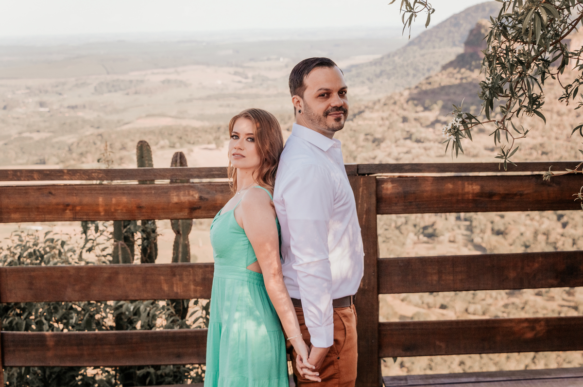 ensaio fotografico realizado pela fotógrafa Thais augusto fotografia, fotógrafa de casamento e casais especialista em fotos naturais e espontâneas com direcionamento sorrisos sinceros e verdadeiros cheio de amor, feito na pedra do indio em botucatu sp