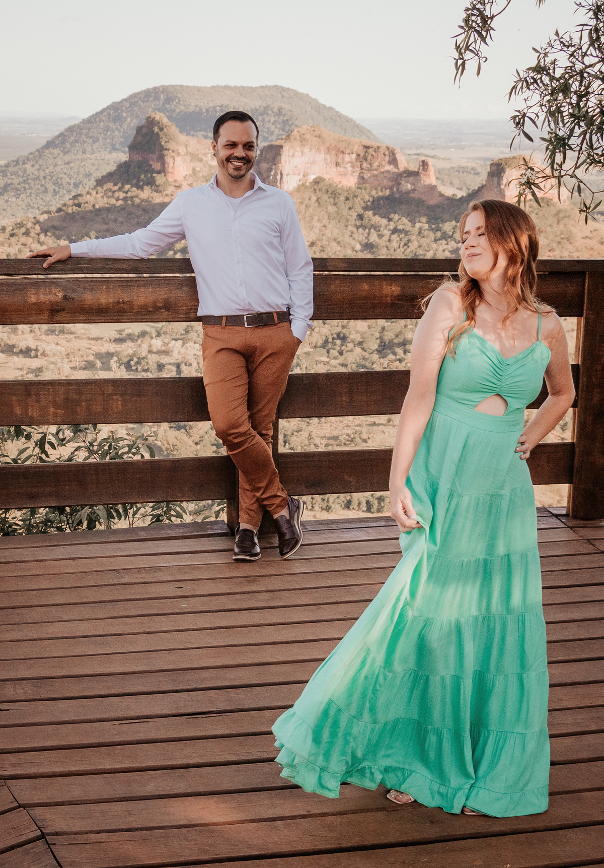 ensaio fotografico realizado pela fotógrafa Thais augusto fotografia, fotógrafa de casamento e casais especialista em fotos naturais e espontâneas com direcionamento sorrisos sinceros e verdadeiros cheio de amor, feito na pedra do indio em botucatu sp