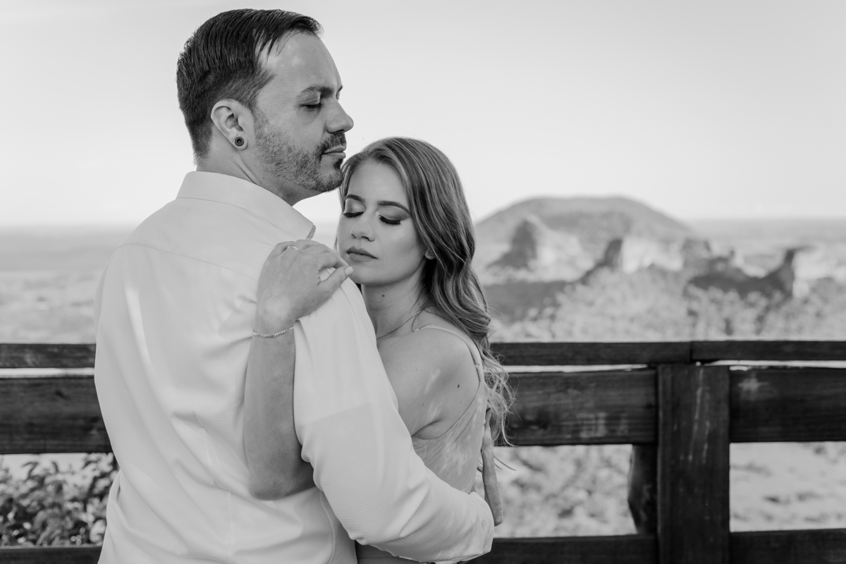 ensaio fotografico realizado pela fotógrafa Thais augusto fotografia, fotógrafa de casamento e casais especialista em fotos naturais e espontâneas com direcionamento sorrisos sinceros e verdadeiros cheio de amor, feito na pedra do indio em botucatu sp
