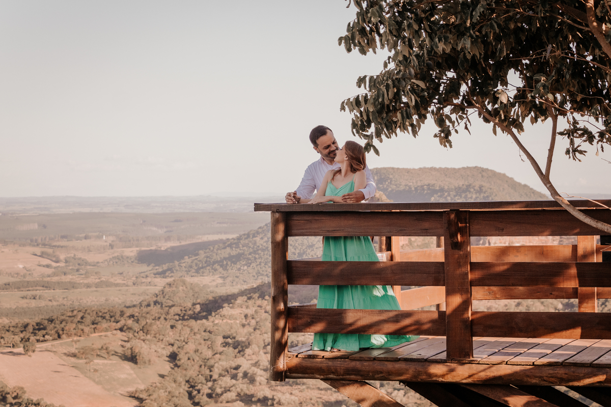 ensaio fotografico realizado pela fotógrafa Thais augusto fotografia, fotógrafa de casamento e casais especialista em fotos naturais e espontâneas com direcionamento sorrisos sinceros e verdadeiros cheio de amor, feito na pedra do indio em botucatu sp